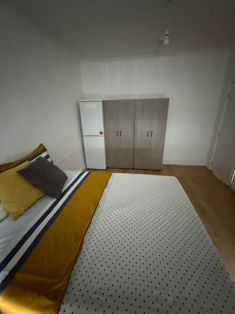 Stratford Shared Flat Available Now 