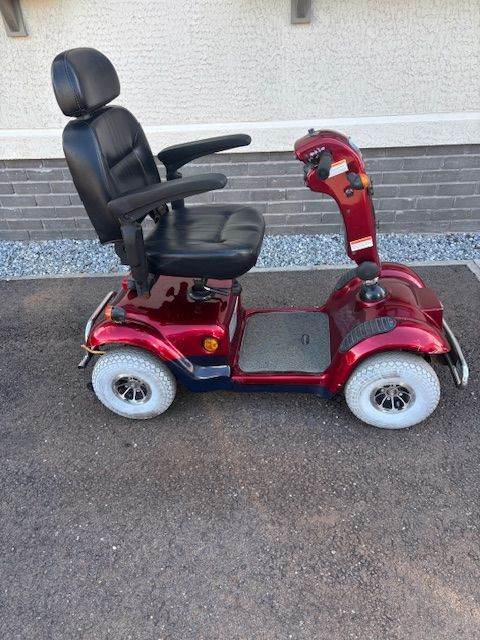 8 MPH MOBILITY SCOOTER