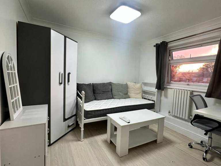 New Studio Room with Private Kitchen & Bathroom – Bills Included – Colindale NW9 5W