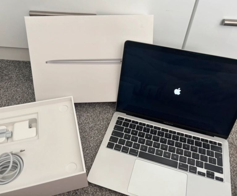 Apple Macbook Air (Retina 13 inch 2020)