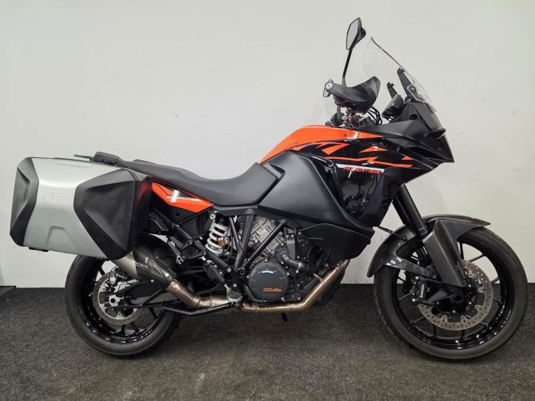KTM 1090 ADVENTRE ** LEO VINCE EXHAUST - PANNIERS - FRESH 12 MONTH MOT **