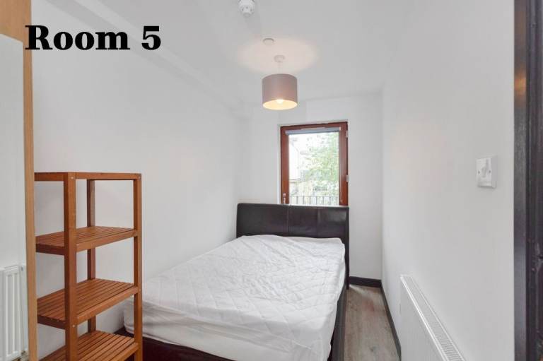 EN SUITE ROOM FOR LET: En suite bedroom available within large 8 bed townhouse in Newington