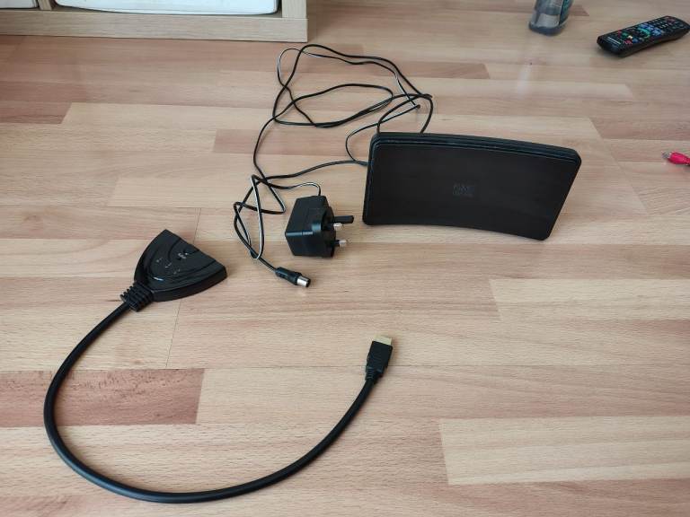 ONE FOR ALL SV 9420 Full HD Amplified Indoor TV Aerial & 3 way HDMI splitter
