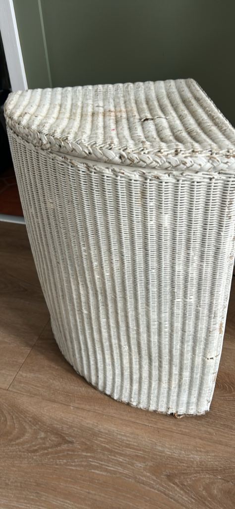 Lloyd loom corner basket 