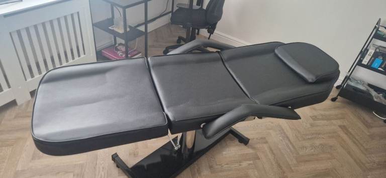 Black Hydraulic Treatment Couch / Massage Bed – Good Condition