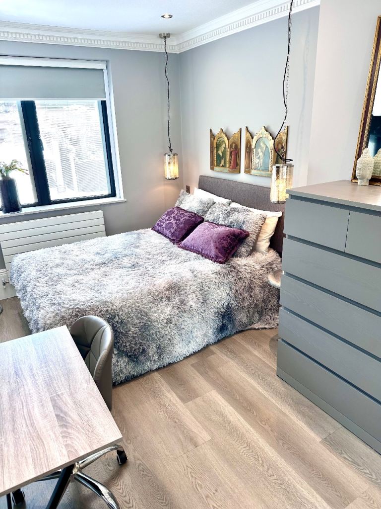 Lovely double fully furnished room in luxury apartment