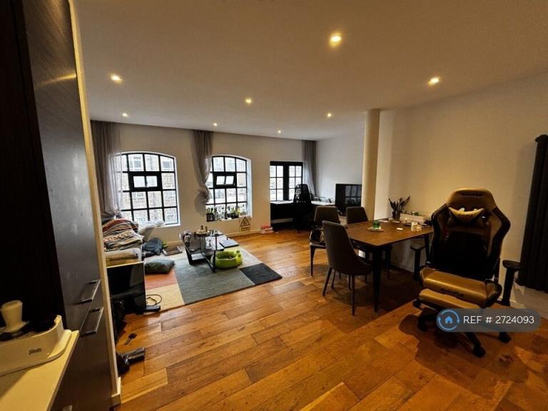 1 bedroom flat in Queens Row, London, SE17 (1 bed) (#2724093)