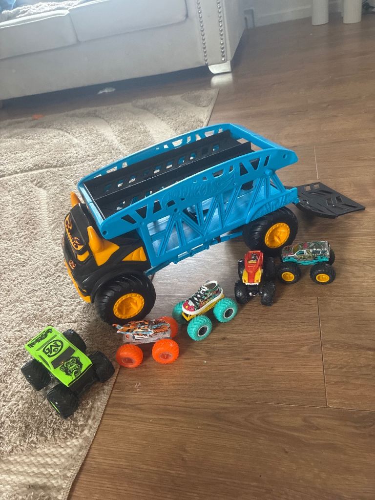 Hot Wheels Monster Truck Carrier with 5 Mini Monster Trucks – Good Condition