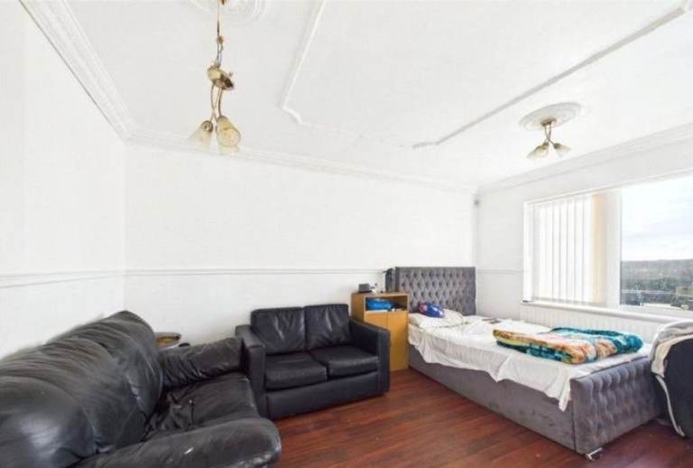 3-Bedroom House | Renovated | Fitted Kitchen | Parking | Eversley Drive, Bradford, West York-BD4 