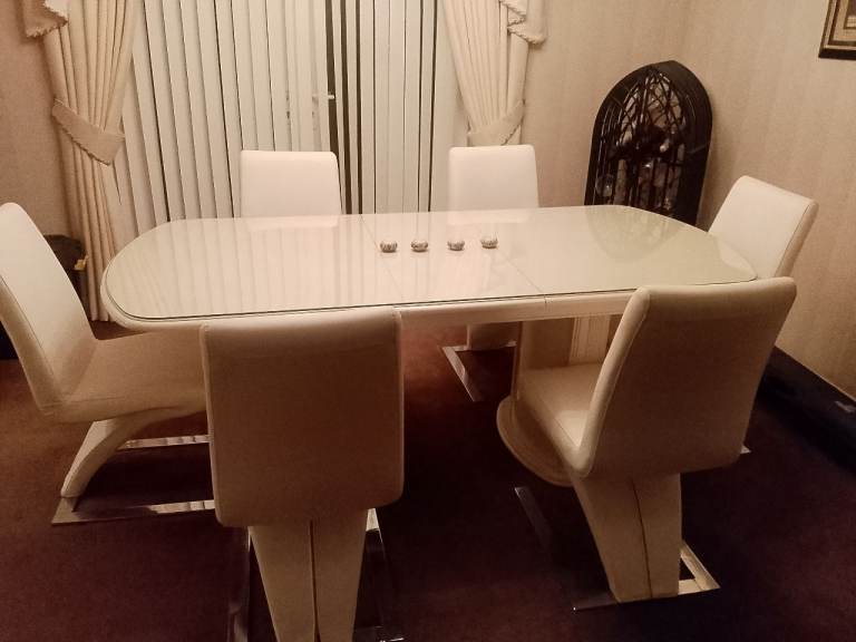 Dinning Table with 6 chairs. 