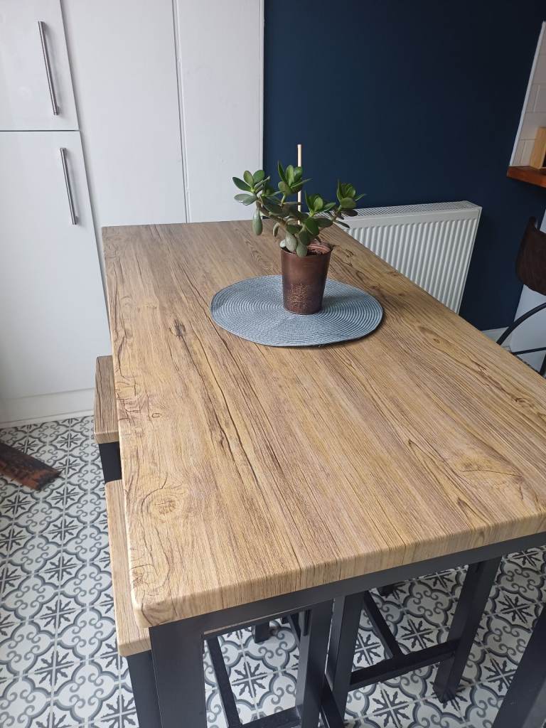 Bar Table with stools