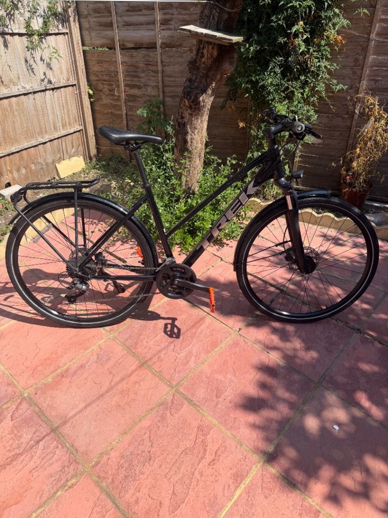 Trek Dual Sport 2 Equipped Stagger Gen 4 hybrid bike