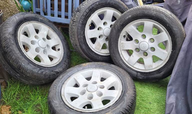 TOYOTA 6 STUD HI ACE/HI LUX FACTORY SUPPLIED ALLOYS WITH ALMOST NEW TYRES