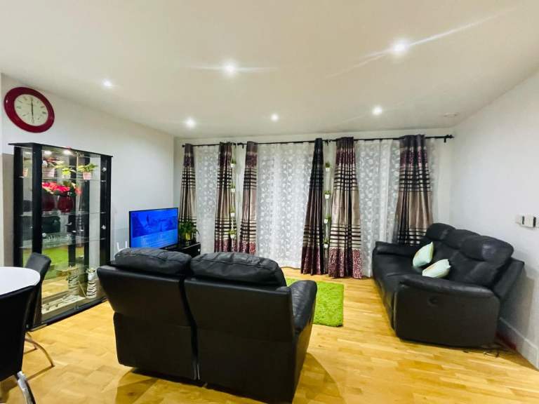 We are proud to offer this beautifully presented two-bedroom, one-bathroom flat in a great location.