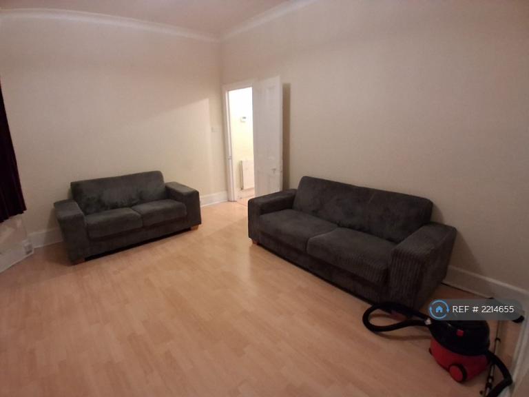 1 bedroom flat in Catford, London, SE6 (1 bed) (#2214655)