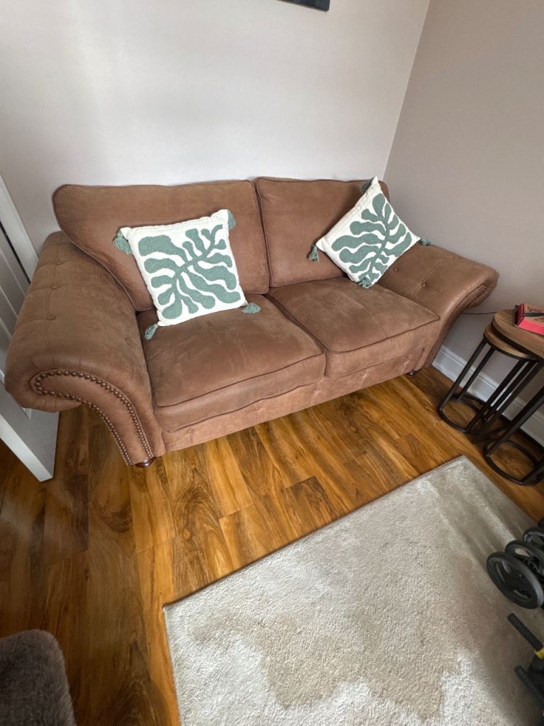 DFS 3 piece suite, 4 seater sofa, 3 seater sofa, 1 chair- good condonitiom