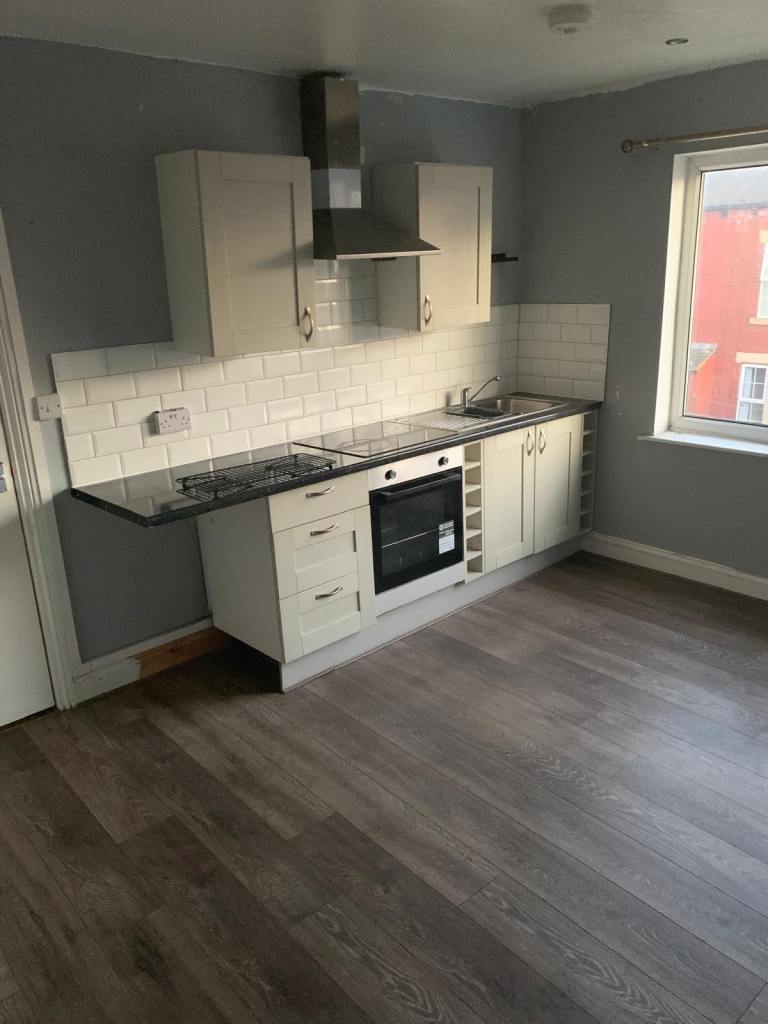 2 bed flat part furnished LS7 £850pcm