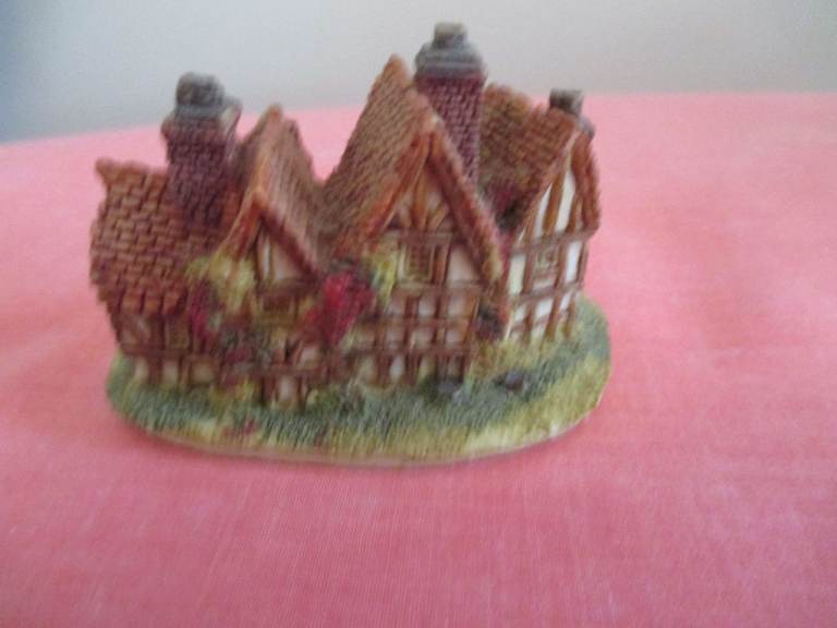 MANOR HOUSE - RESIN - NEW  - HAND PAINTED