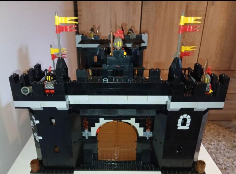 Lego knights castle with minifigured