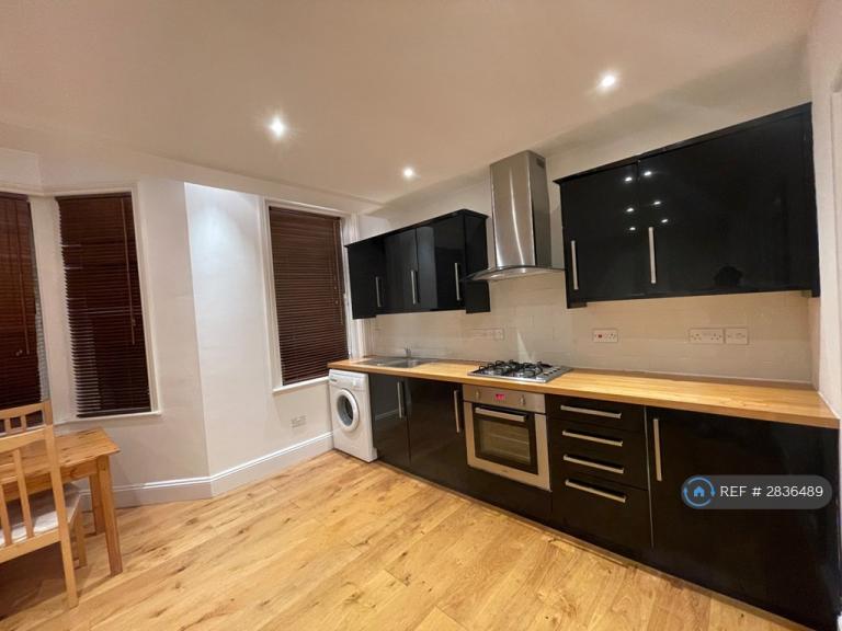 2 bedroom flat in Beechdale Road, London, SW2 (2 bed) (#2836489)