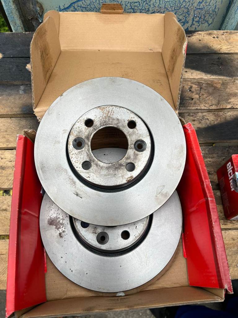 2008 megane 2  front discs and pads