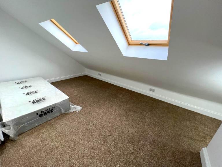 Prime Location Spacious 5/6 Bedrooms Terrace House in Chadwell Heath, Romford Drive way