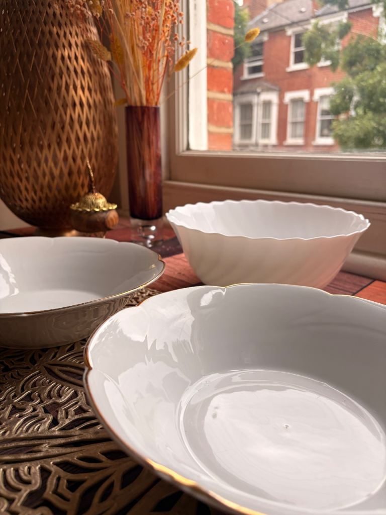 Set of 3 white ceramic bowls