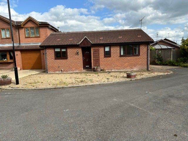 2 bedroom bungalow for rent in quiet cul-de-sac