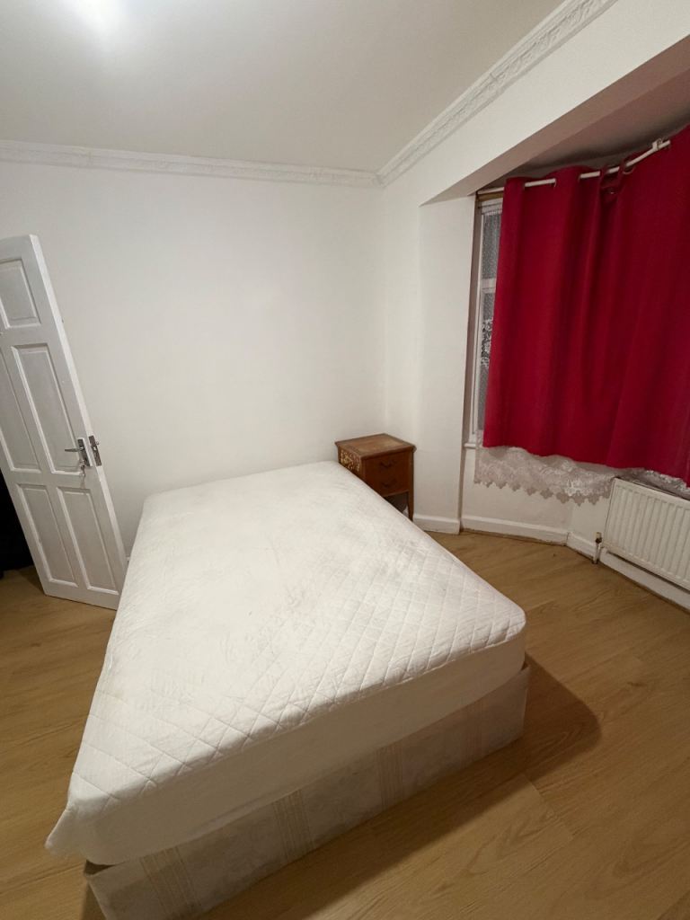 Large Double room for rent Hounslow west