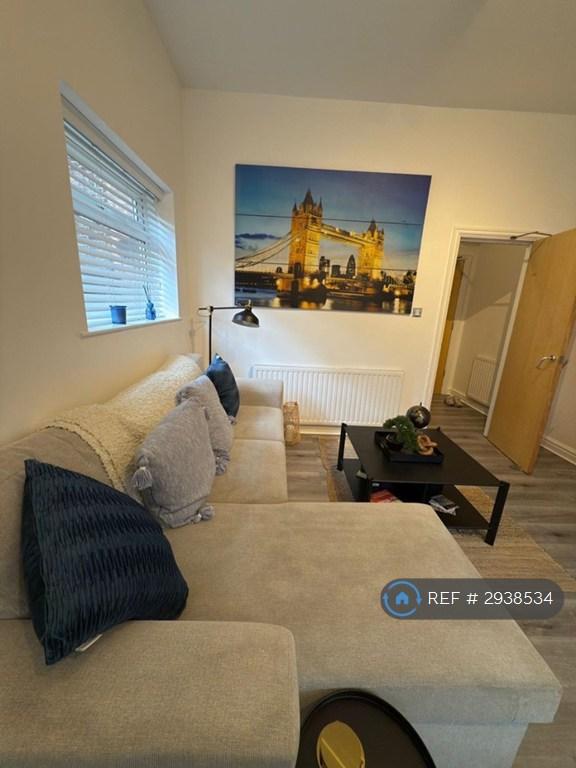 1 bedroom flat in Chester Road, Manchester, M16 (1 bed) (#2938534)