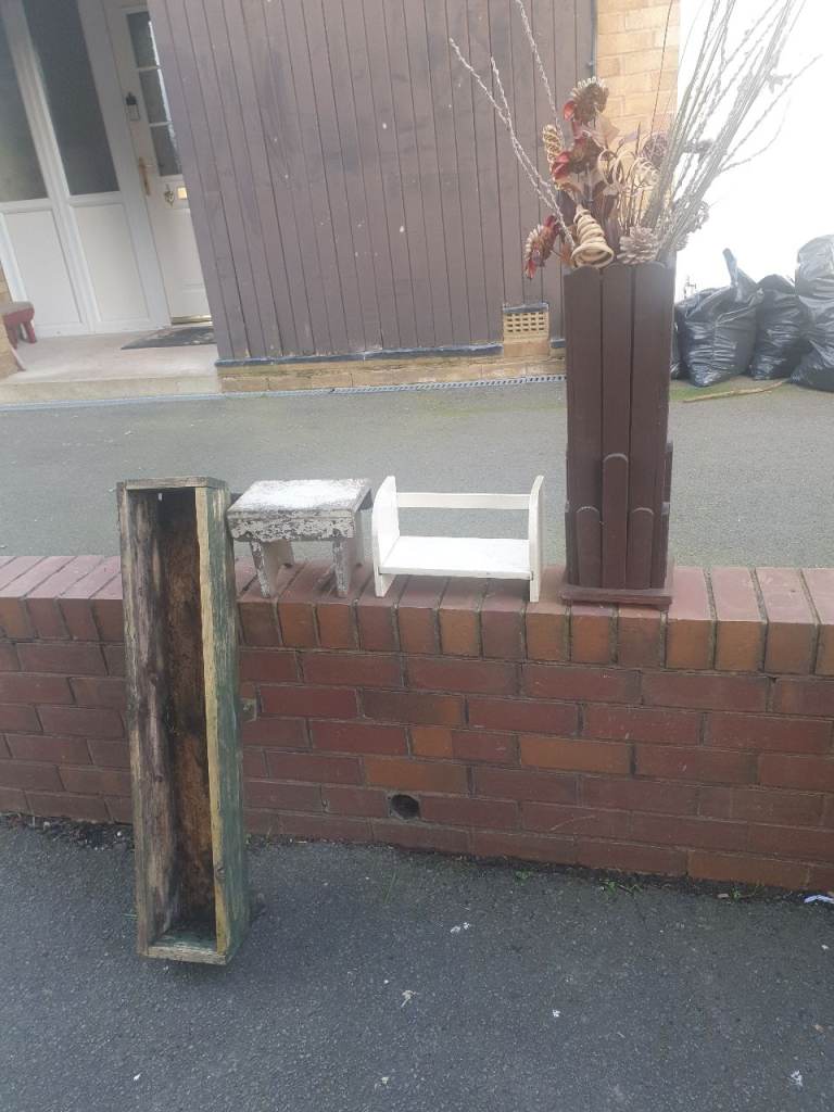 3ft long Wooden Planter, 2ft Tall Planter & 2 Wooden Plant Stands , Decent Condition, Very Useful .