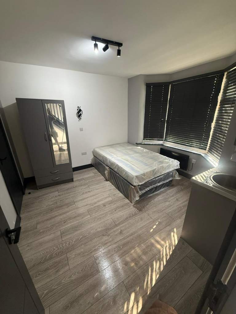 DSS ACCEPTED - Studio Flat Available in Hook Rd, Surbiton KT6