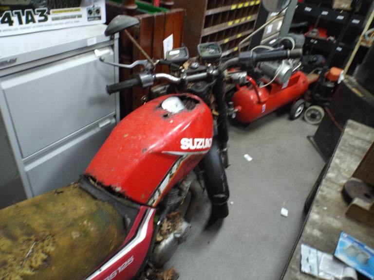 Barn find scrap  no docks 1981 none runner ideal spare parts 125 Suzuki