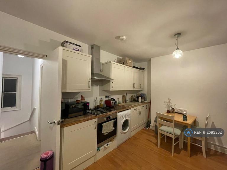 1 bedroom flat in Brook Drive, London, SE11 (1 bed) (#2693352)