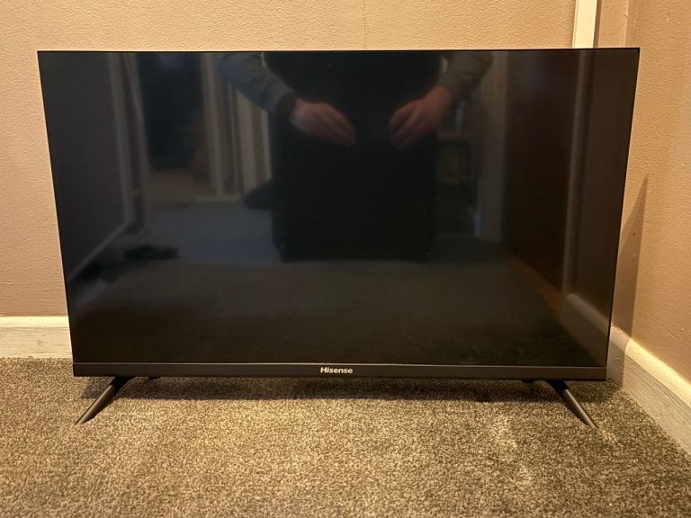 Hisense 32" Smart LED TV (32A4EGTUK) – Good Condition + Remote & Stand