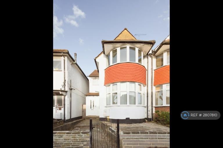 3 bedroom house in Sandringham Road, London, NW11 (3 bed) (#2807810)