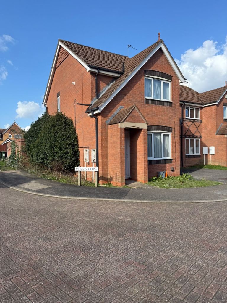 2 bed en suite driveway semi detached house to let 