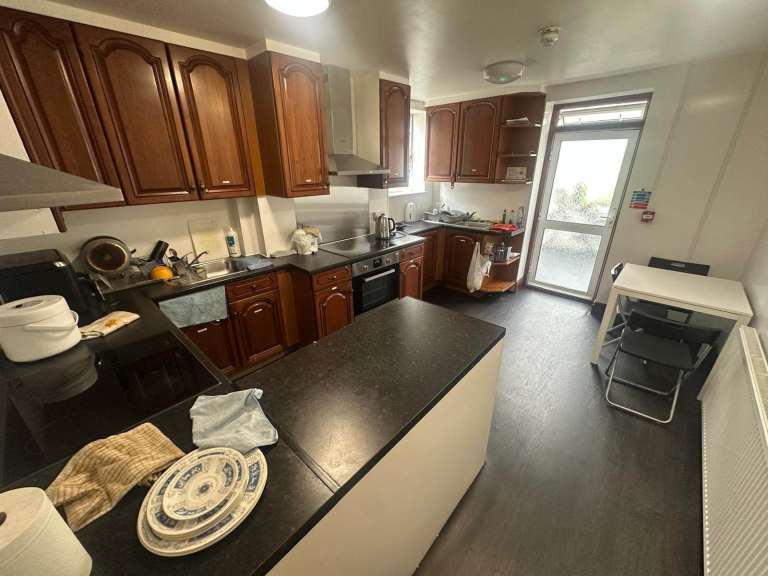 Large & spacious ensuite bedsit on Bolton Gardens