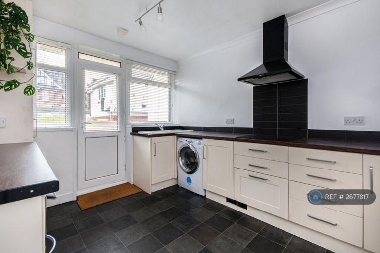 2 bedroom flat in Burnaby Road, Bournemouth, BH4 (2 bed) (#2677817)