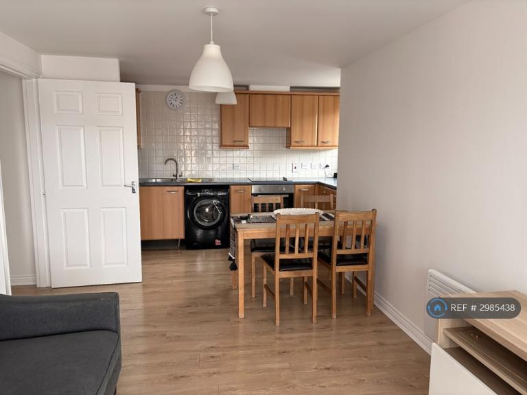 2 bedroom flat in Blackburn Way, Hounslow, TW4 (2 bed) (#2985438)