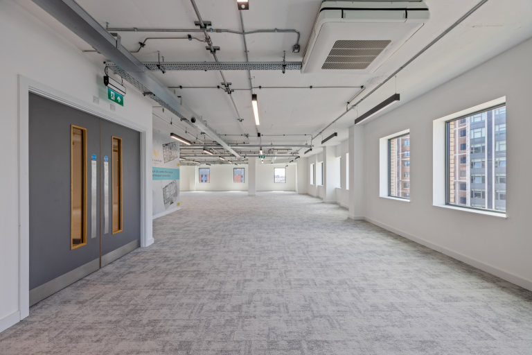 Belfast - BT2 7BA \ Ready-to-Use Private Office for 3 Workstations