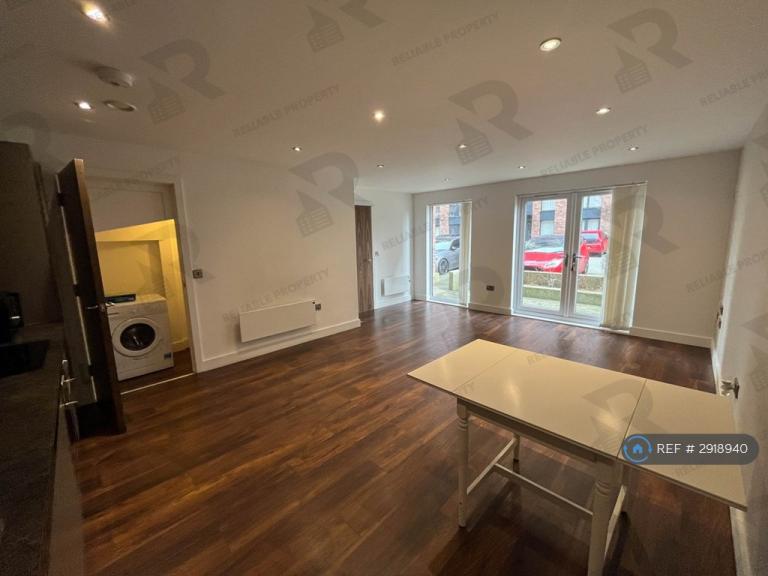 3 bedroom flat in Block C, Salford, M5 (3 bed) (#2918940)