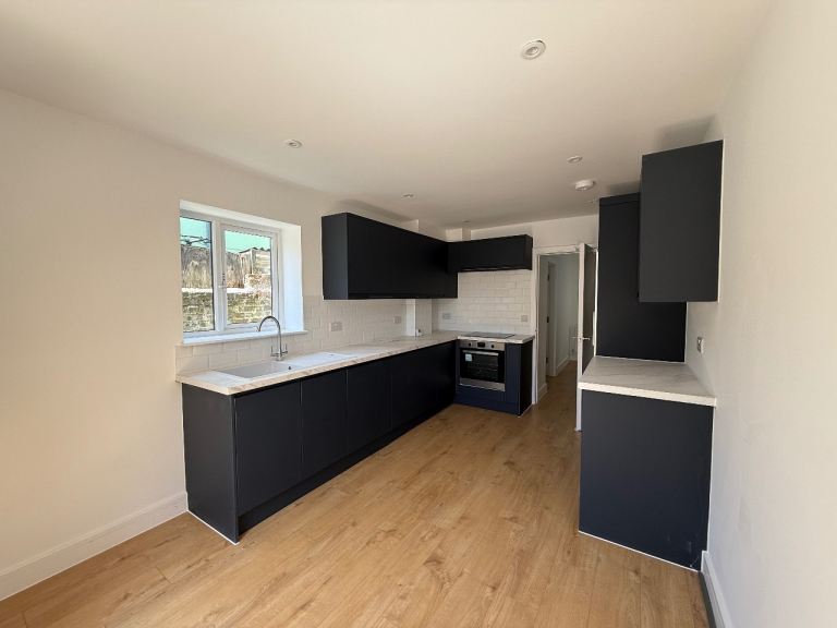 5 BEDROOM FOR SHARERS OR COMPANY LET