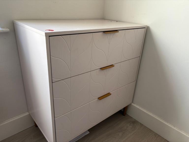 Chest of drawers in light pink design