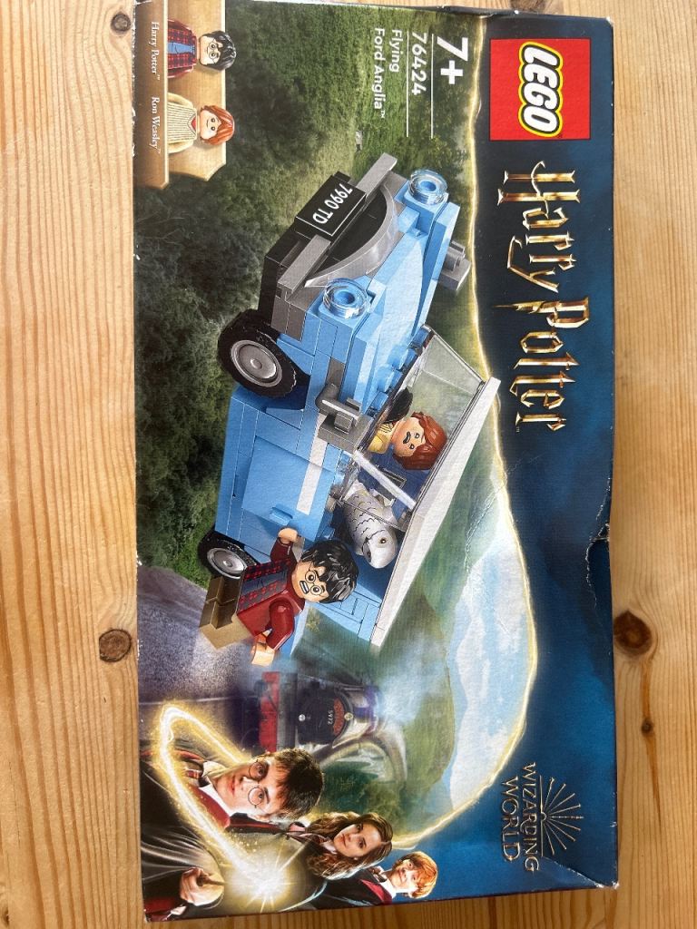 Brand New LEGO Harry Potter Flying Ford Anglia Set 76424
