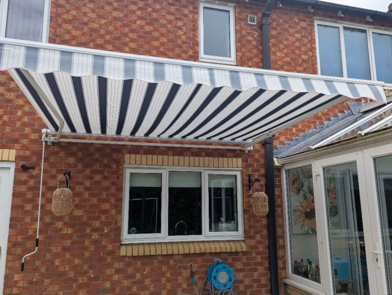 Outsunny Manual Retractable Awning/Canopy 3x2.5 m-Blue/White Stripes