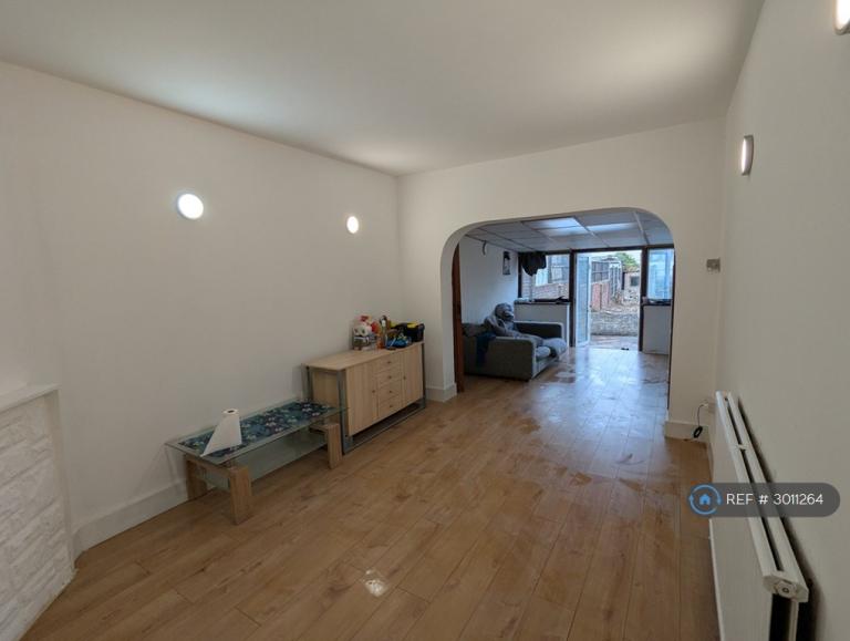 3 bedroom house in Philip Road, Rainham, RM13 (3 bed) (#3011264)