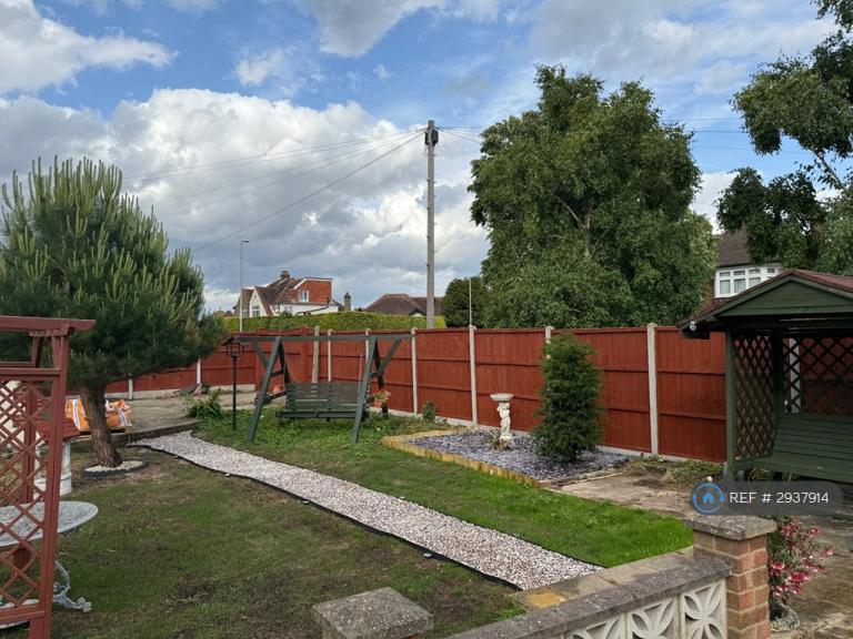 3 bedroom house in Clayton Road, London, KT9 (3 bed) (#2937914)