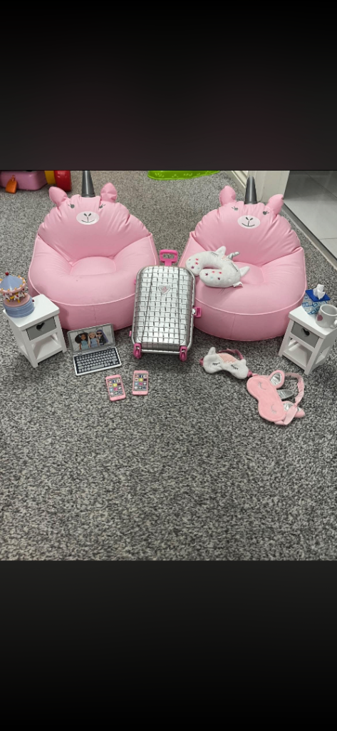 DESIGNER FRIEND doll bedroom/sleepover set