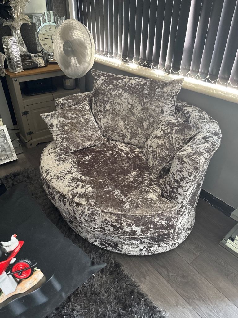 Stunning brand new & unused swivel cuddle chair sofa grey velvet